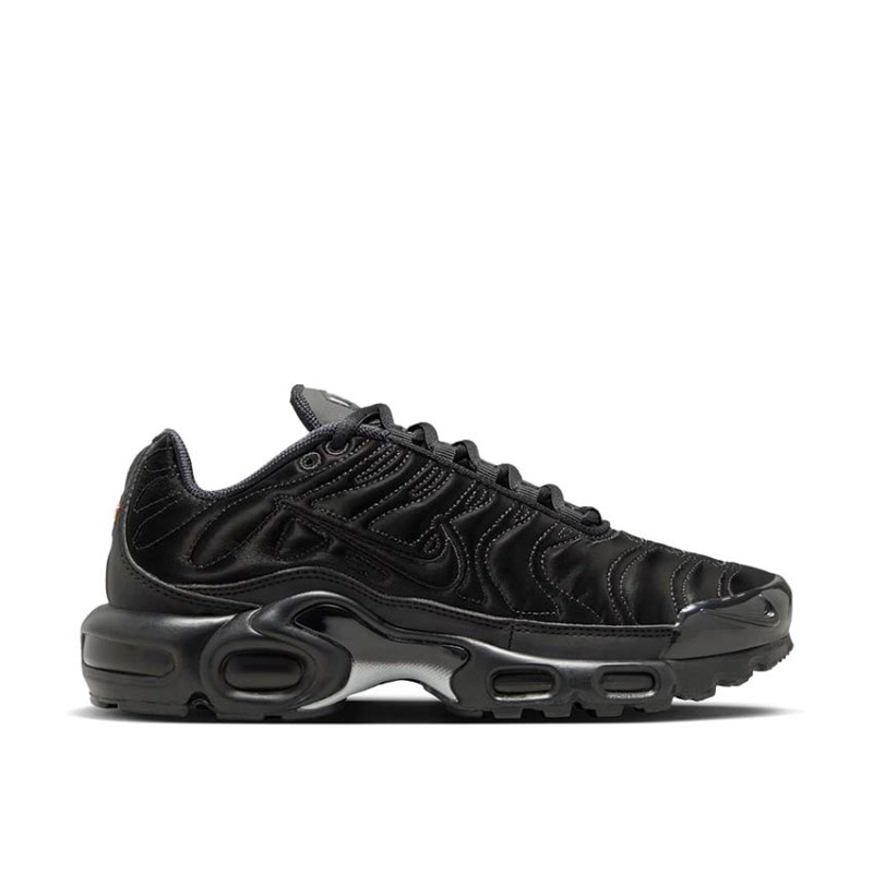 NIKE AIR MAX PLUS BLACK STITCHING